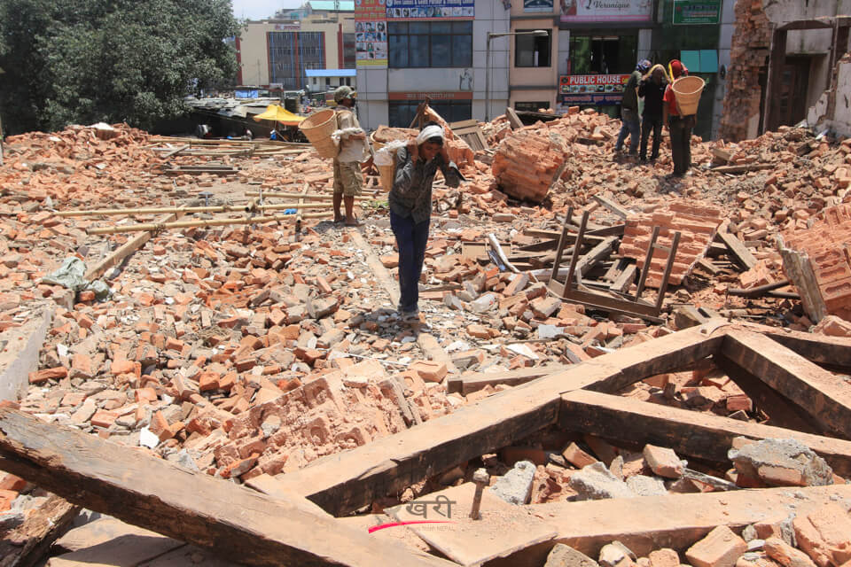 भूकम्पमा जोगिएका तर जोखिमपूर्ण विद्यालय भत्काइँदै