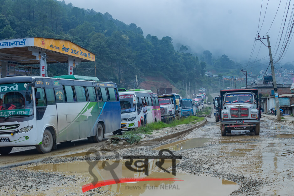 धुलो र हिलोले स्थानीयको दैनिकी कष्टकर