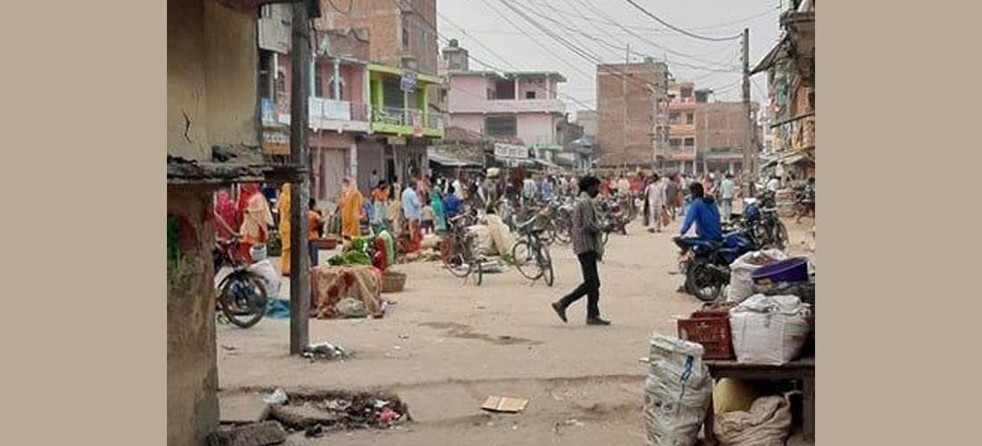 ‘लकडाउन’को बेवास्ता गर्दै महोत्तरीको गौशालामा लाग्यो हाट