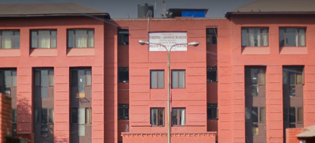 सरकार भन्छ– ‘स्वास्थ्यकर्मी र चिकित्सकका लागि आवश्यक पीपीई छ’