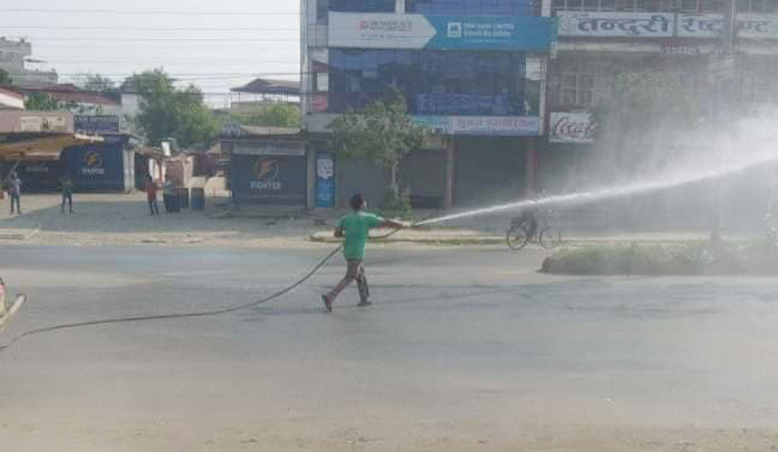 नारायणगढका मुख्य चोकमा ‘सोडियम हाइपो क्लोराइड’ छर्न सुरु 