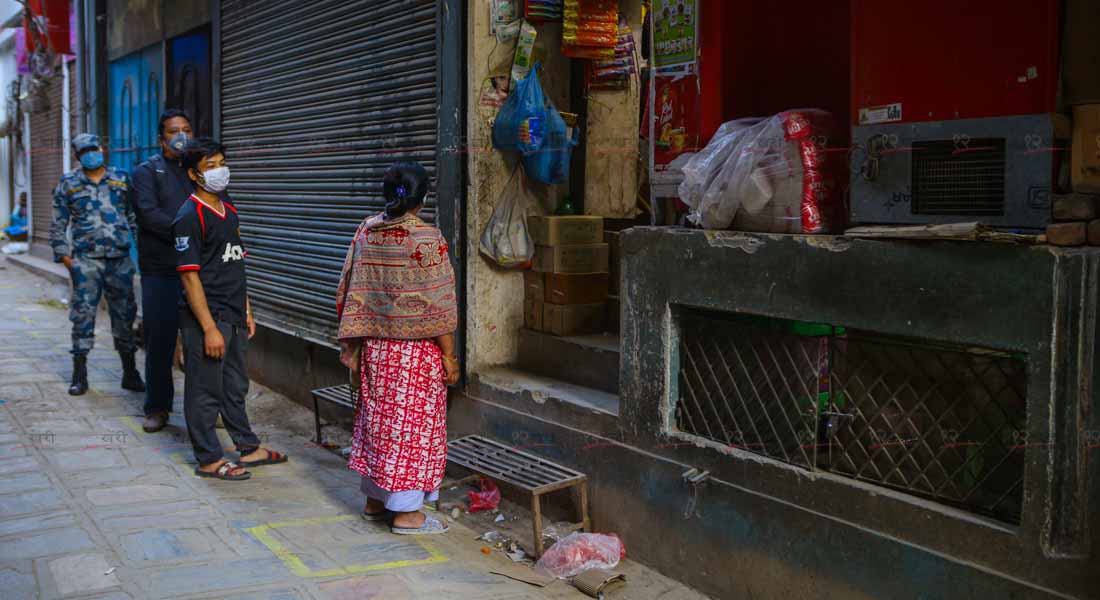  लाइनमा बसेर किनमेल (तस्बिरमा)