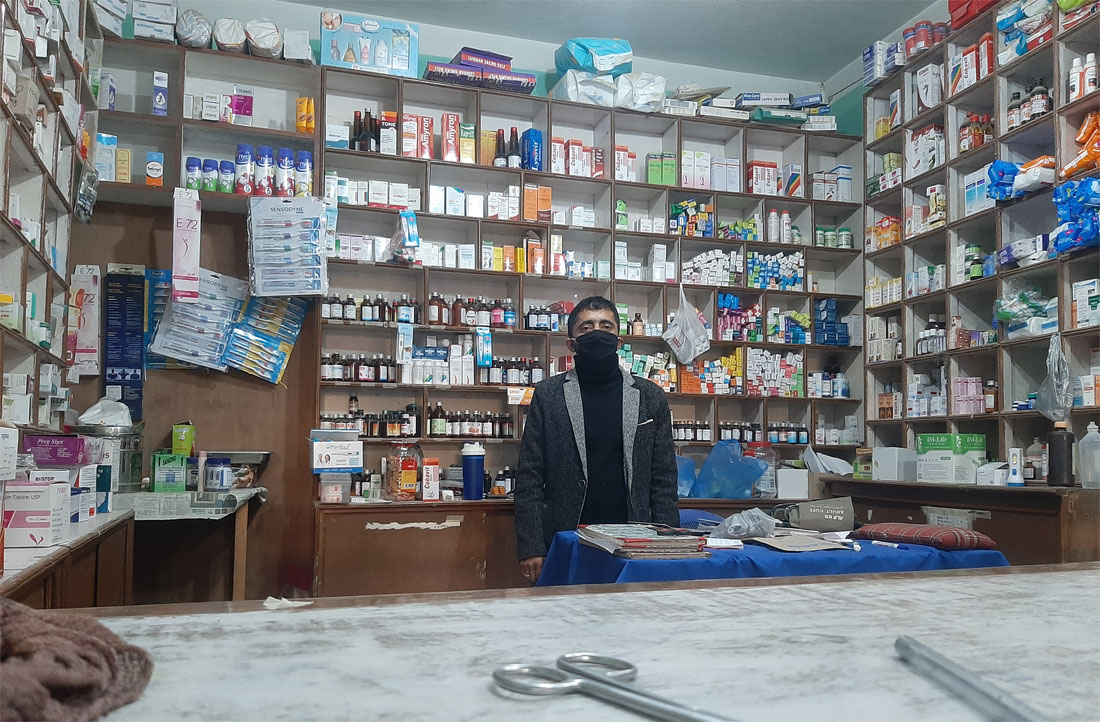 स्वास्थ्यकर्मीलाई सास्ती : ‘स्कुटरमा औषधि पसलको नाम, फोन र प्यान नम्बर लेख्दा पनि प्रहरीले रोक्छ’