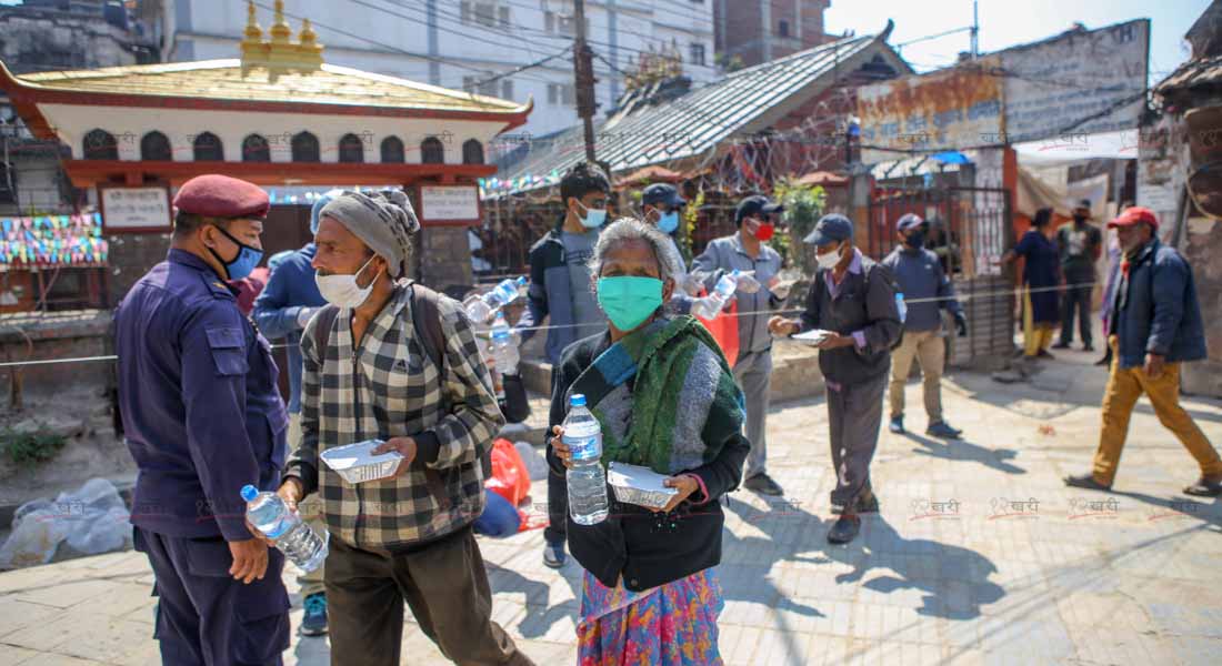 आफ्नै खर्चमा खाना बाँड्दै युवा (फोटो फिचर)