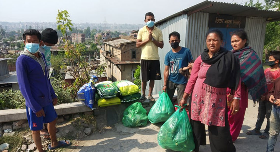 मिर्मिरे लघुवित्त र शाकाहारी पार्टीको संयुक्त पहलमा खाना वितरण