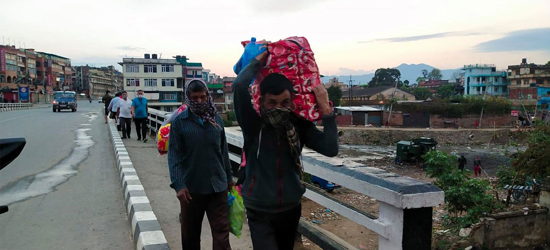 पैदल हिँडेका मजदुरलाई खाना खाजा खुवाउँदै घर पठाउँदै
