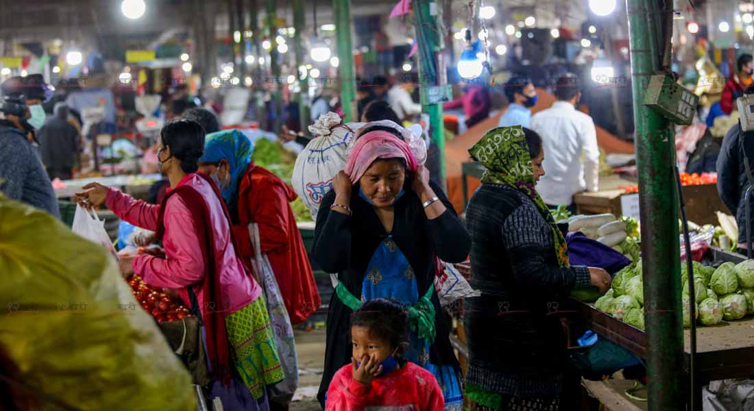 कोरोनाको जोखिममा काठमाडौंका तरकारी बजार (तस्बिरमा)