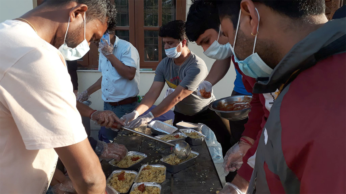 कुरुवादेखि अलपत्रलाई खाना (तस्बिरसहित)