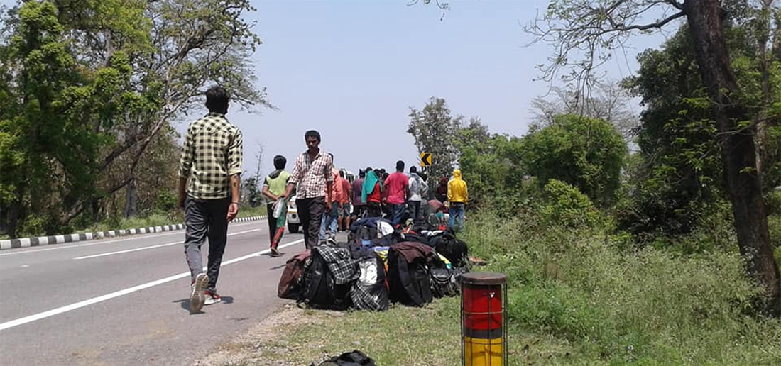 भारतमा लखेटिएका नेपाली भन्छन्- हामी गलिसक्यौं, अझै प्रवेश नदिए सामूहिक मर्छौं 