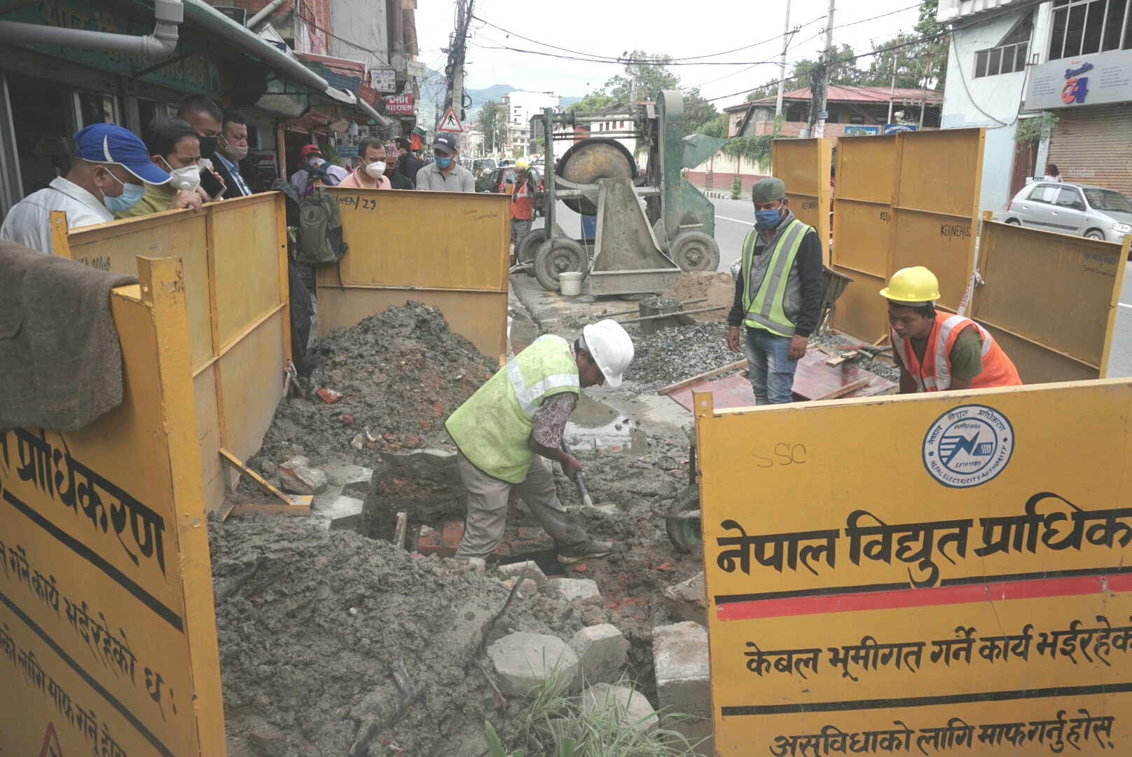  बन्दाबन्दीमा अन्डरग्राउन्ड गरिँदै बिजुली तार (फोटोफिचर)