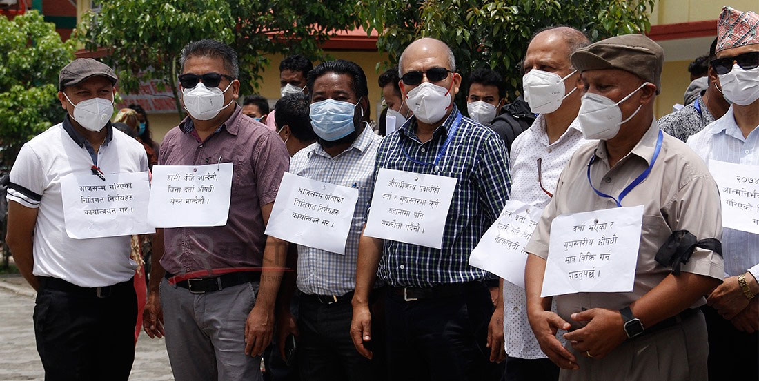 दर्ता नगरी स्यानिटाइजर उत्पादन गर्न दिने निर्णयप्रति औषधि उत्पादक आन्दोलित