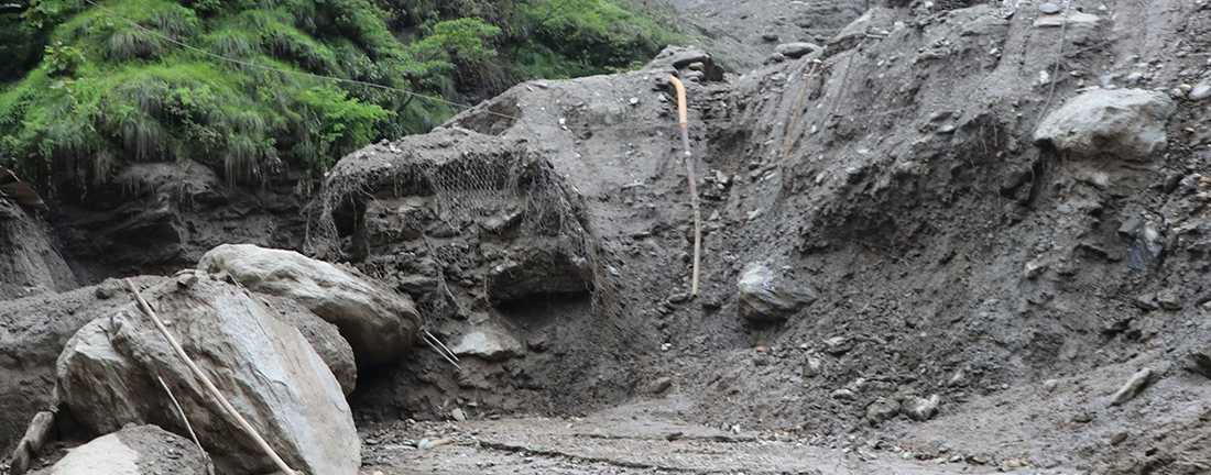 पहिरोमा पुरिएर एकै परिवारका तीनजनाको मृत्यु