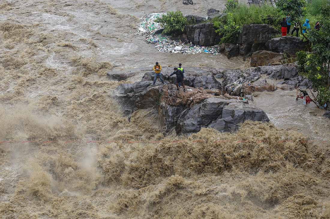 काठमाडौंमा उर्लिँदो भेल (तस्बिर र भिडियो)