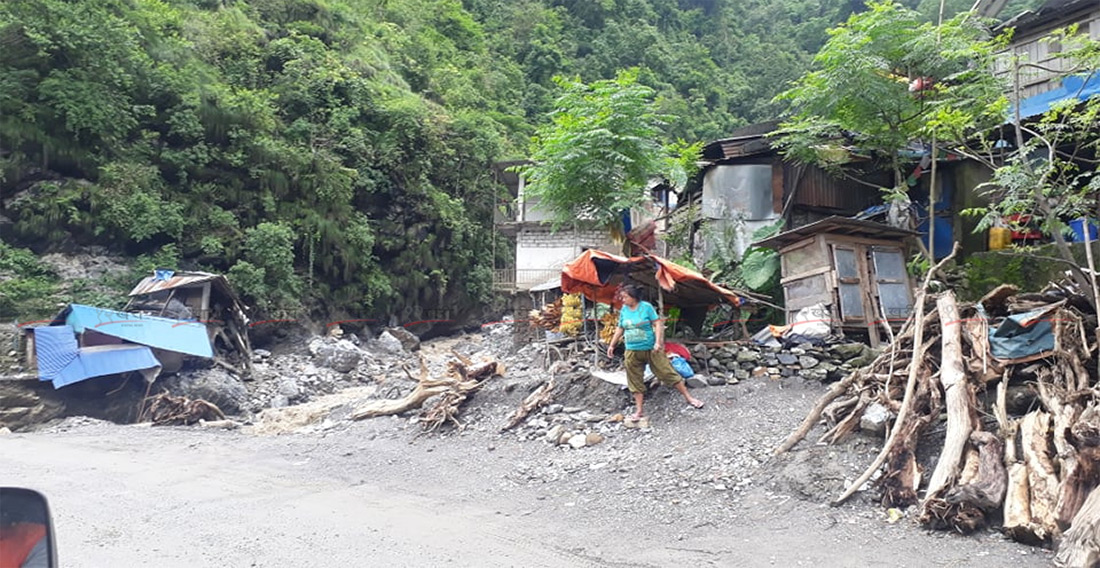 पृथ्वी राजमार्गसहित केही घर उच्च जोखिममा (फोटो फिचर)