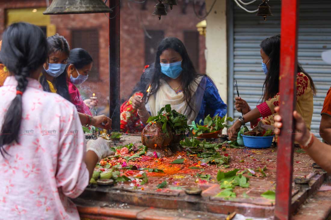 साउने सोमबार, शिवालयमा भक्तजन ! (फोटो फिचर)