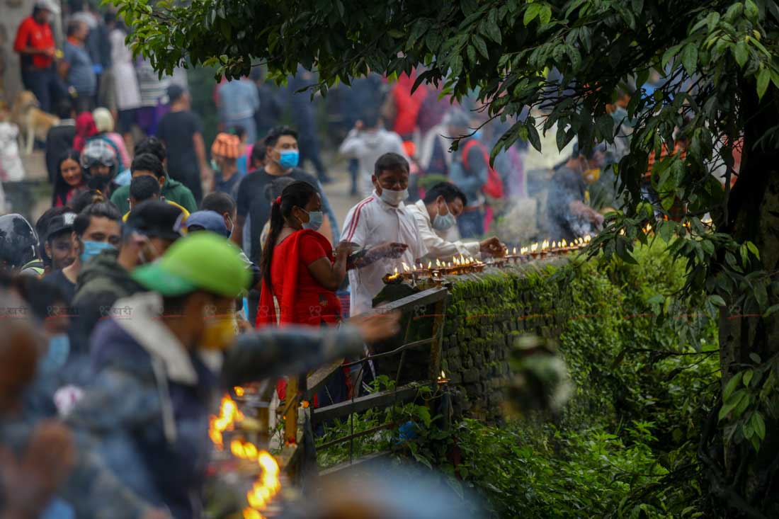 दिवंगत बुबाको सम्झनामा गोकर्णेश्‍वर पुगे भक्तजन (फोटो फिचर)