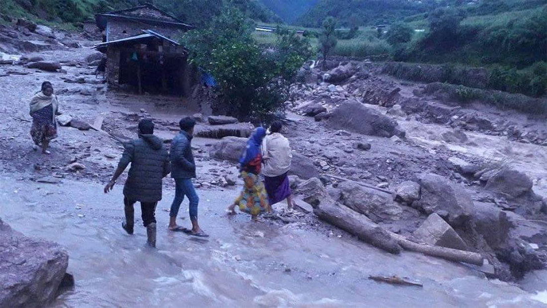 ‘दिउँसोसम्म त ठीकै थियो, राति आएको बाढीले बर्बादै पार्‍यो’