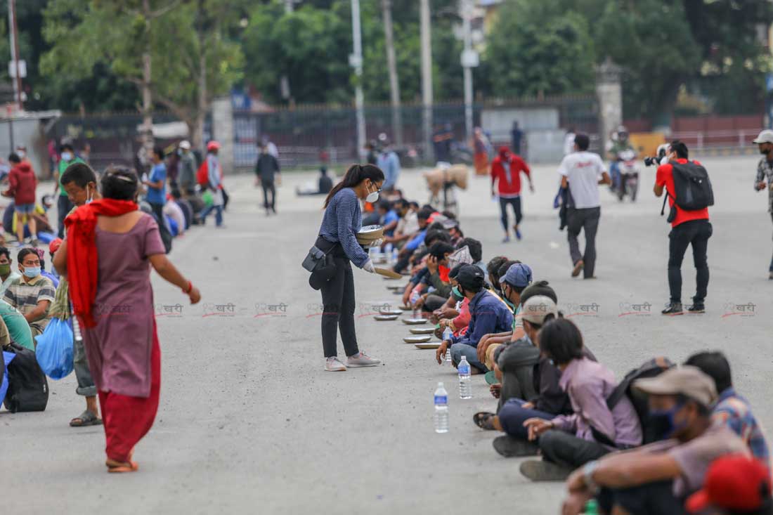 भोकाहरूका सारथि, जसले चैत १४ देखि खाना खुवाइरहेका छन्