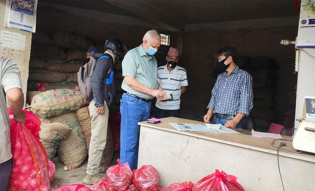 ग्राहक बनेका मन्त्रीलाई नै प्याज व्यापारीले ठगेपछि... (तस्बिरसहित)