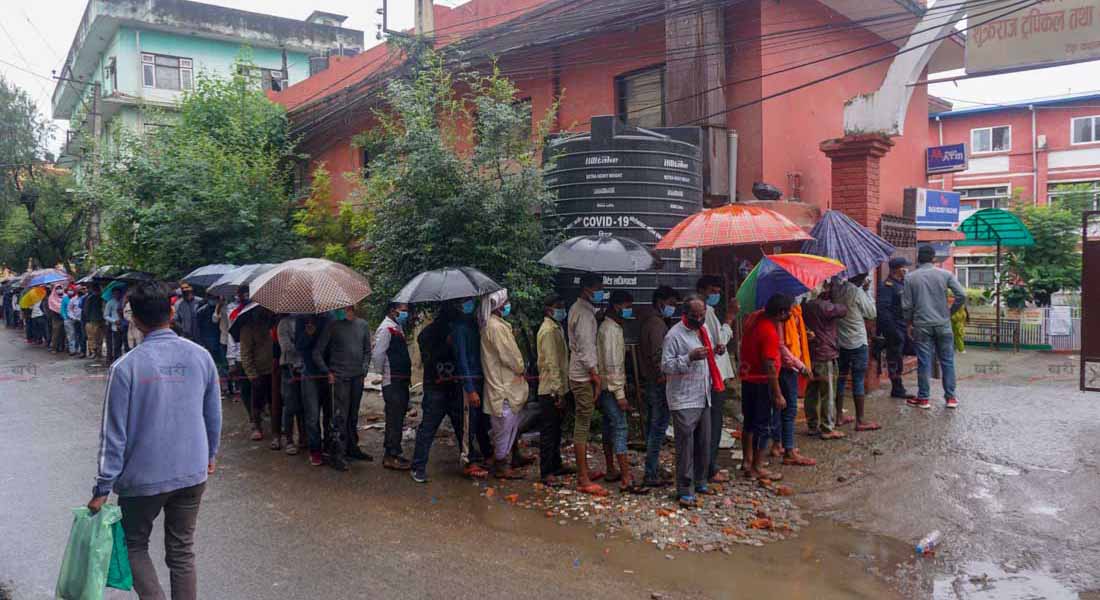 पीसीआर परीक्षणका लागि रातभरको झरीमा लाइन (तस्बिरसहित)