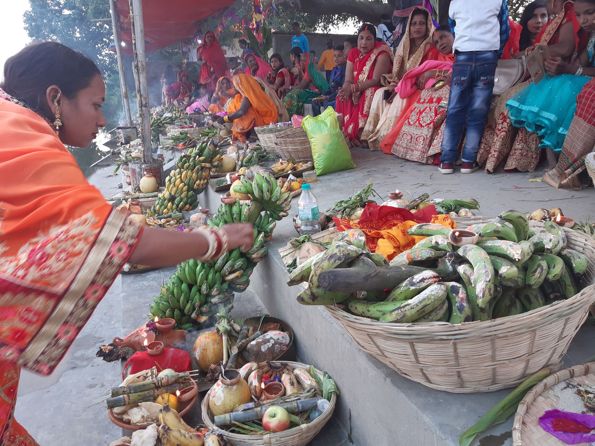 अस्ताउँदो सूर्यलाई अर्घ दिइयो (तस्बिरमा)