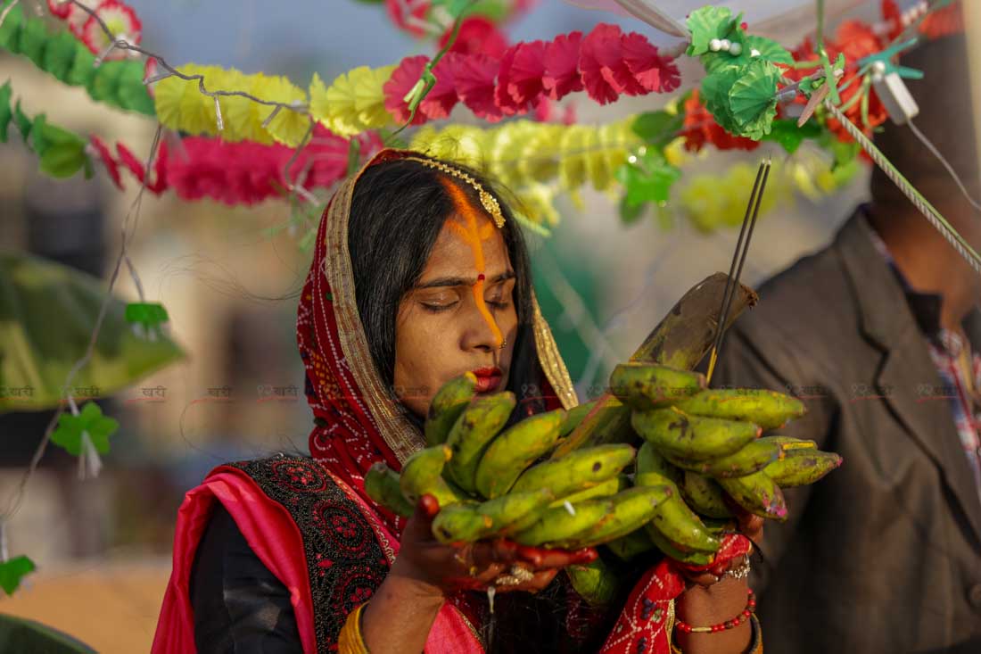 अस्ताउँदो सूर्यलाई अर्घ्य दिइयो (फोटो फिचर)