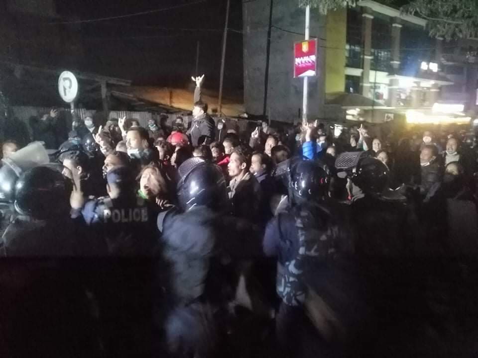 तनहुँमा पौडेल पक्राउको विरोधमा माइतिघरमा नेविसंघको प्रदर्शन