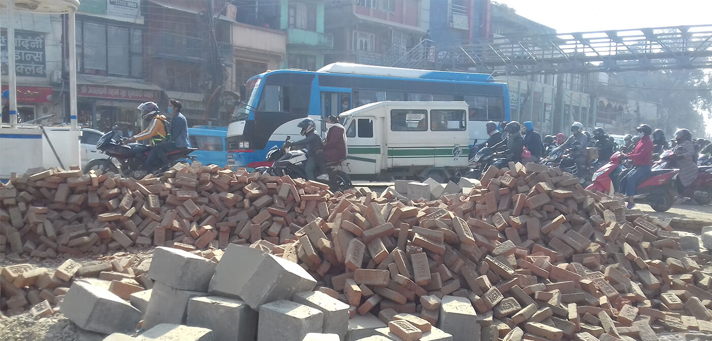 हप्तौँसम्म चोकमा इट्टा राखिए तर निर्माण अघि बढ्दैन !