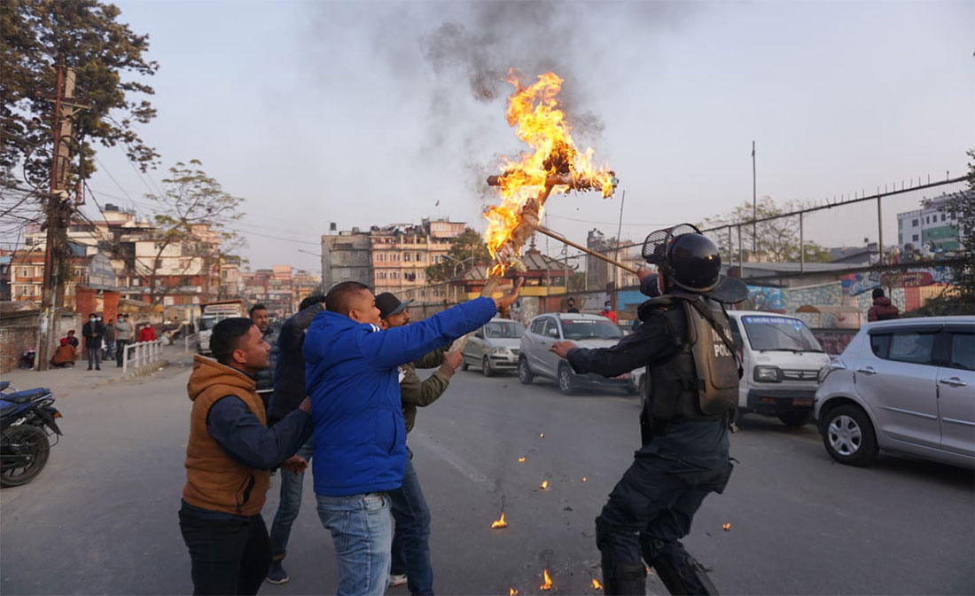 संसद् विघटनको प्रस्तावविरुद्ध भृकुटीमण्डपमा ओलीको पुतला जलाइयो (तस्बिरसहित)