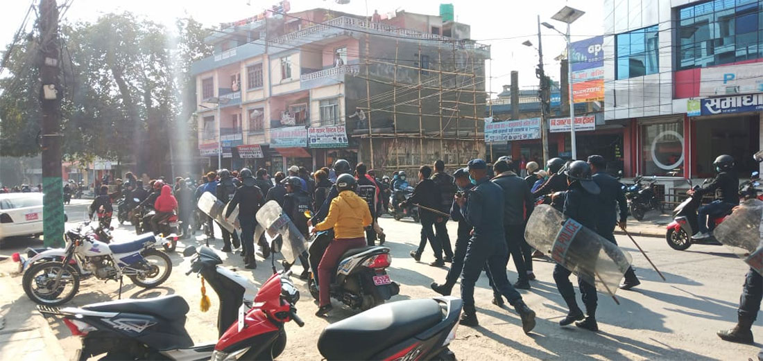 संसद् विघटन : पोखरामा सत्तारुढकै विरोध, टायर बालियो-प्रहरीमाथि ढुंगा हानियो