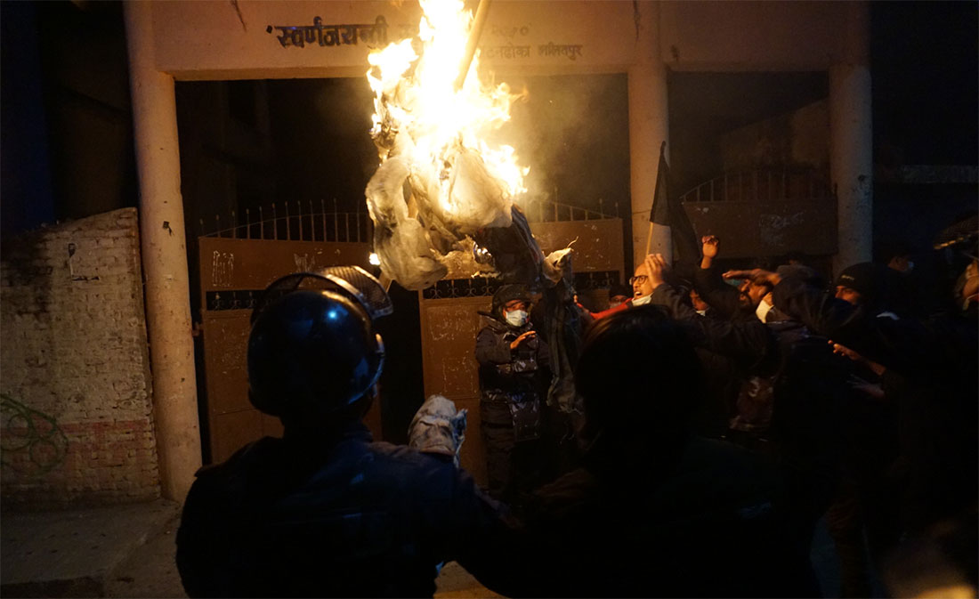 पाटन क्याम्पसअघि प्रधानमन्‍त्री ओलीको पुतला दहन (तस्बिरसहित)