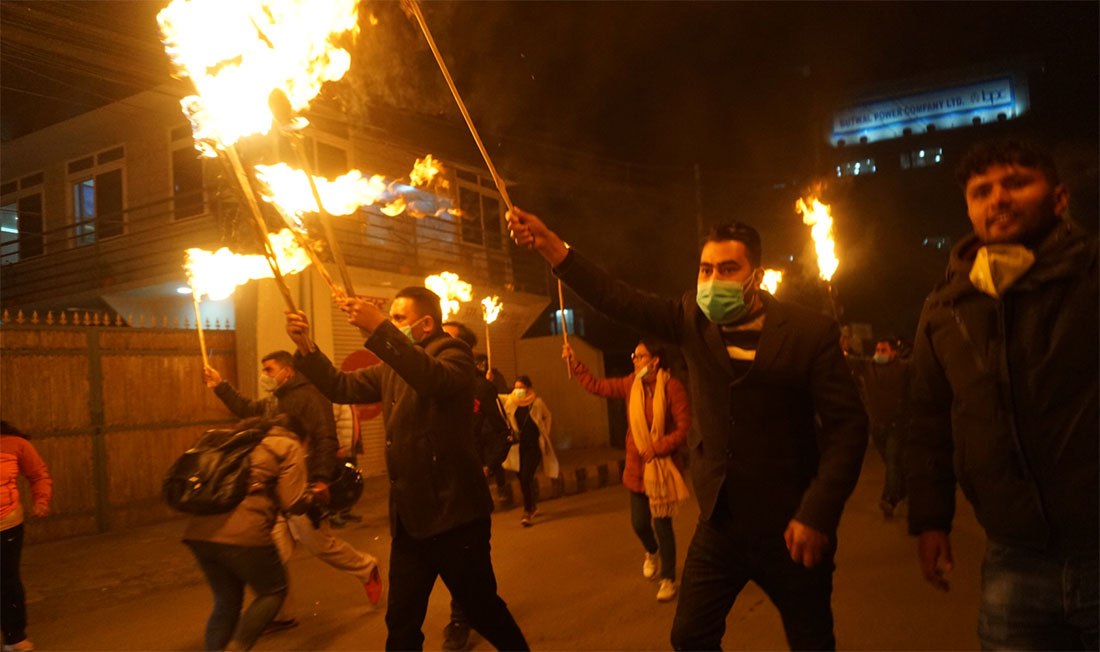 प्रचण्ड-नेपाल समर्थित विद्यार्थीको मसाल जुलुस, समातिए तीन कार्यकर्ता (फोटो फिचर)