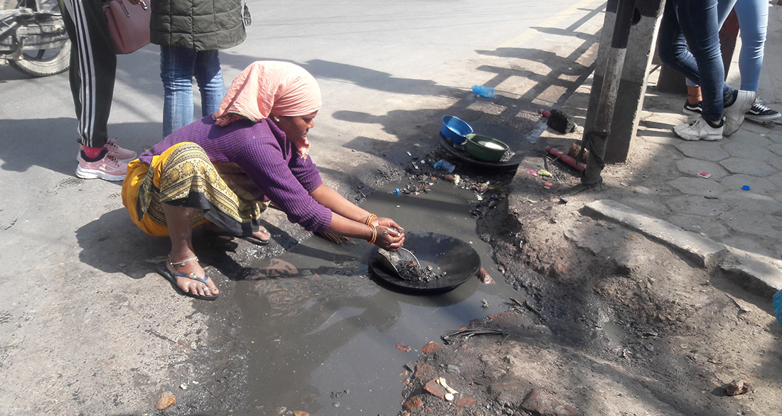 फोहोर पानीमा सुन खोज्दै बंगाली (तस्बिर सहित)