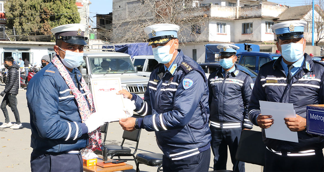 घुस फिर्ता गर्ने १८ ट्राफिक प्रहरीलाई सम्मान