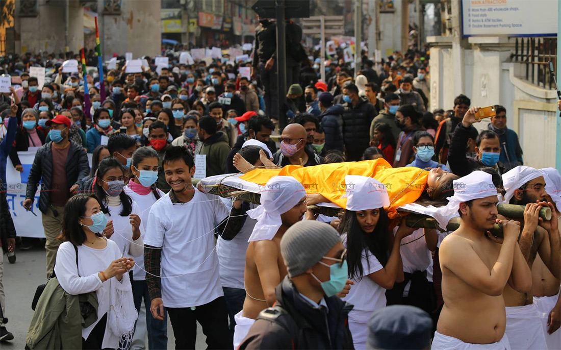 महिला हिंसाविरुद्ध बृहत् नागरिक आन्दोलनले निकाल्यो प्रतिकात्मक शव यात्रा (फोटो फिचर)