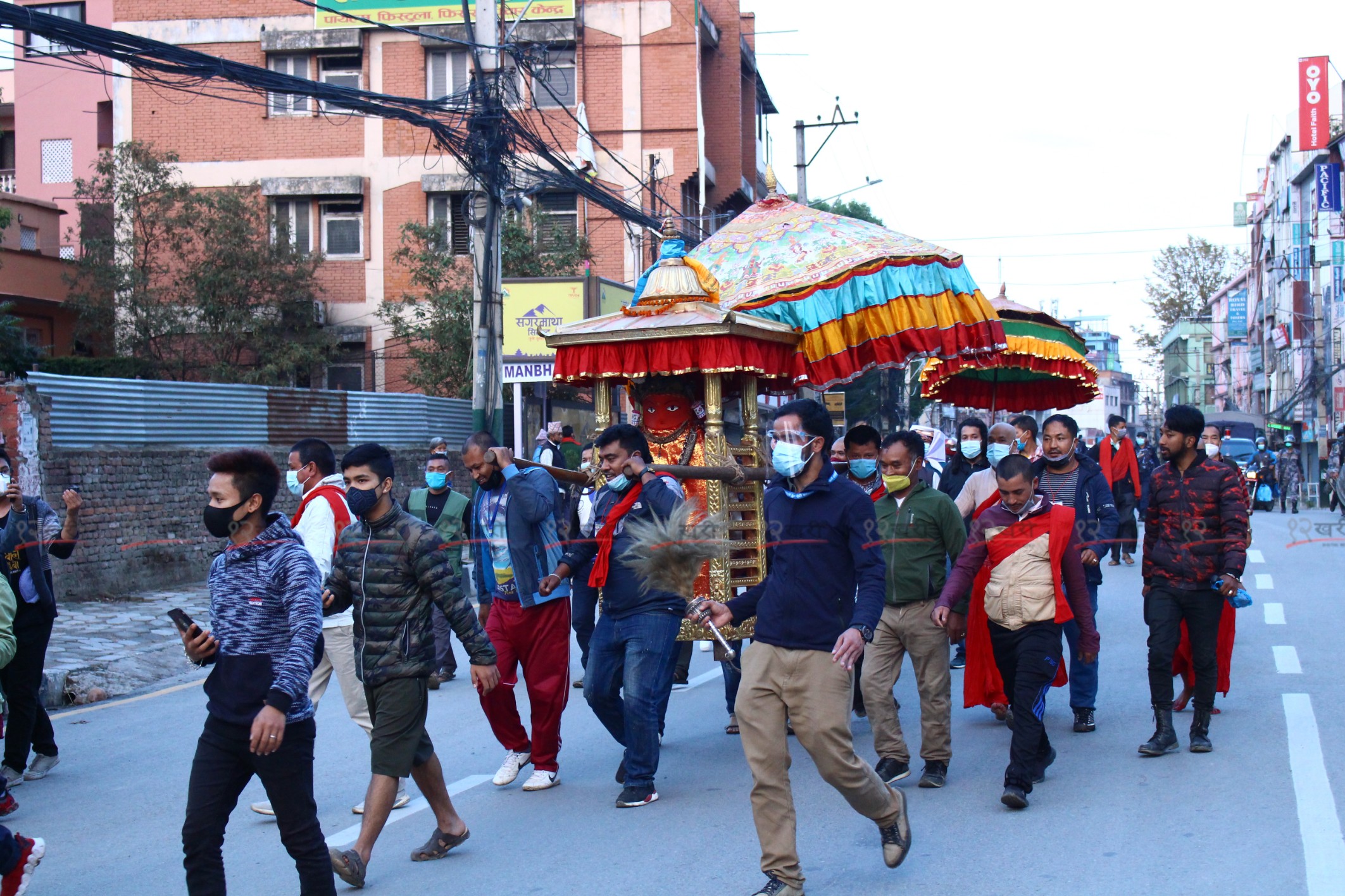 काेराेना महामारीबीच रातो मच्छिन्द्रनाथको रथारोहण सम्पन्न (तस्बिरहरू)