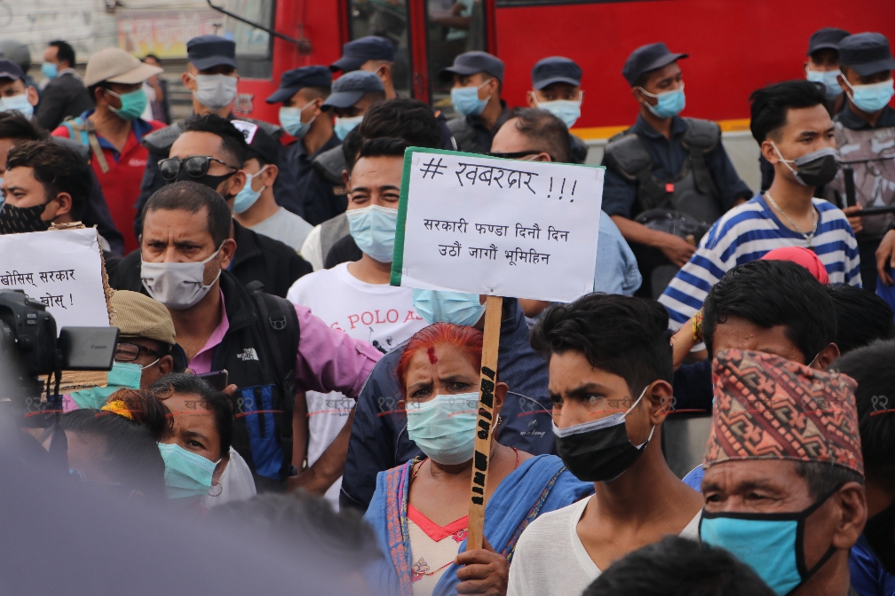 भूमि आयोग खारेजीको विरोधमा सुकुमबासी बस्ती पुगेर युवा संघको प्रदर्शन (तस्बिरहरू)