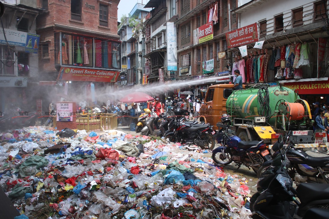 फोहोरमा केमिकल छर्किँदै महानगरपालिका (फोटोफिचर)