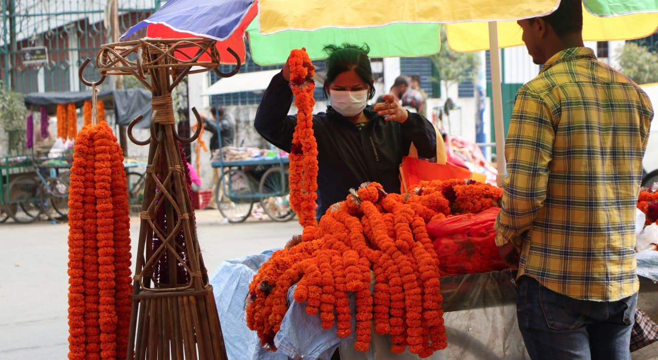 फुटपाथमा फूलमाला र फलफूलको व्यापार (२५ तस्बिर)