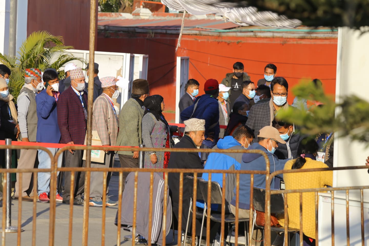 कांग्रेस महाधिवेशन : दोस्रो चरणको मतदान सुरु, ९१ वर्षीया कार्कीले खसालिन् मत