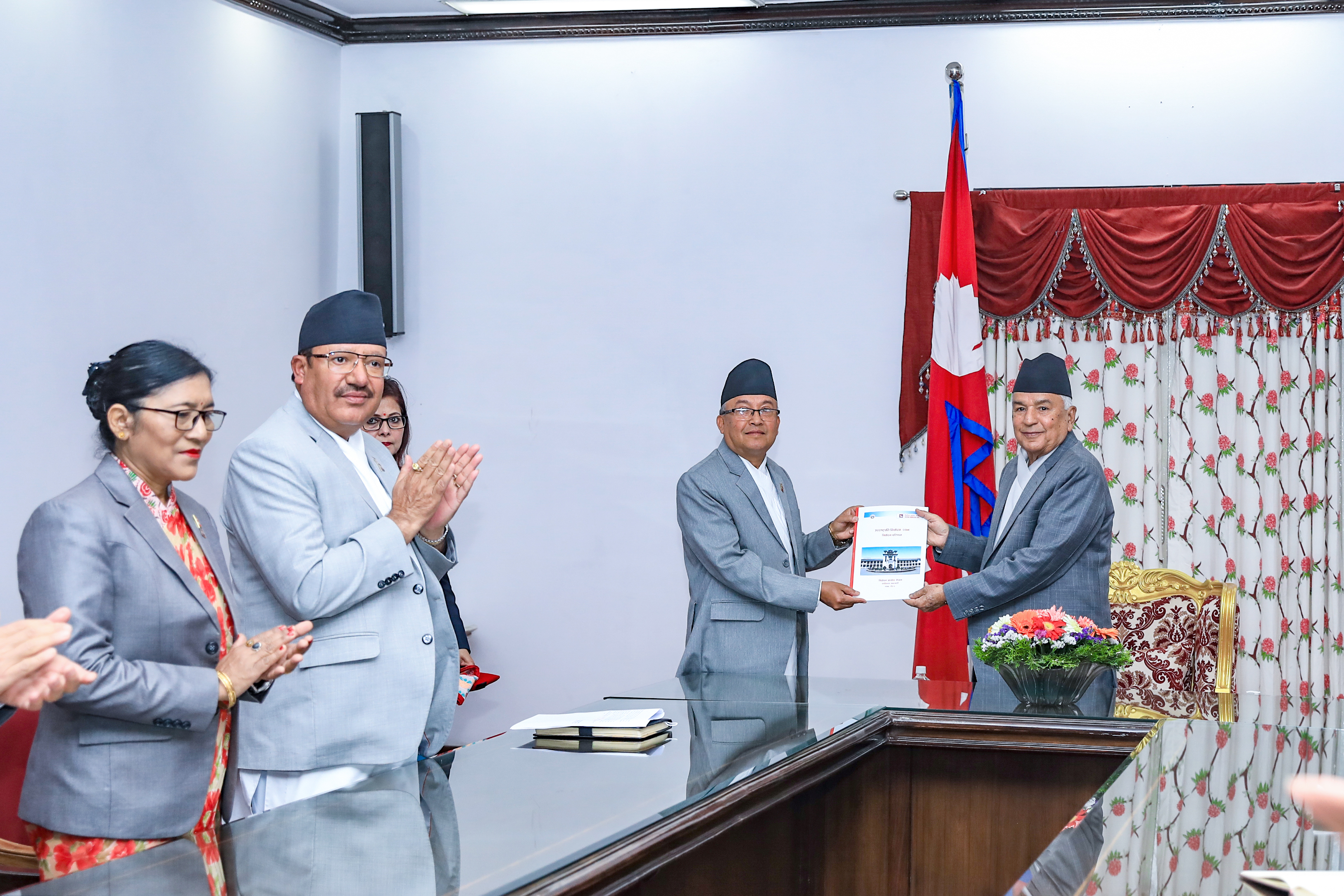 राष्ट्रपतिसमक्ष उपराष्ट्रपति निर्वाचनको परिणामसहितको प्रतिवेदन पेस