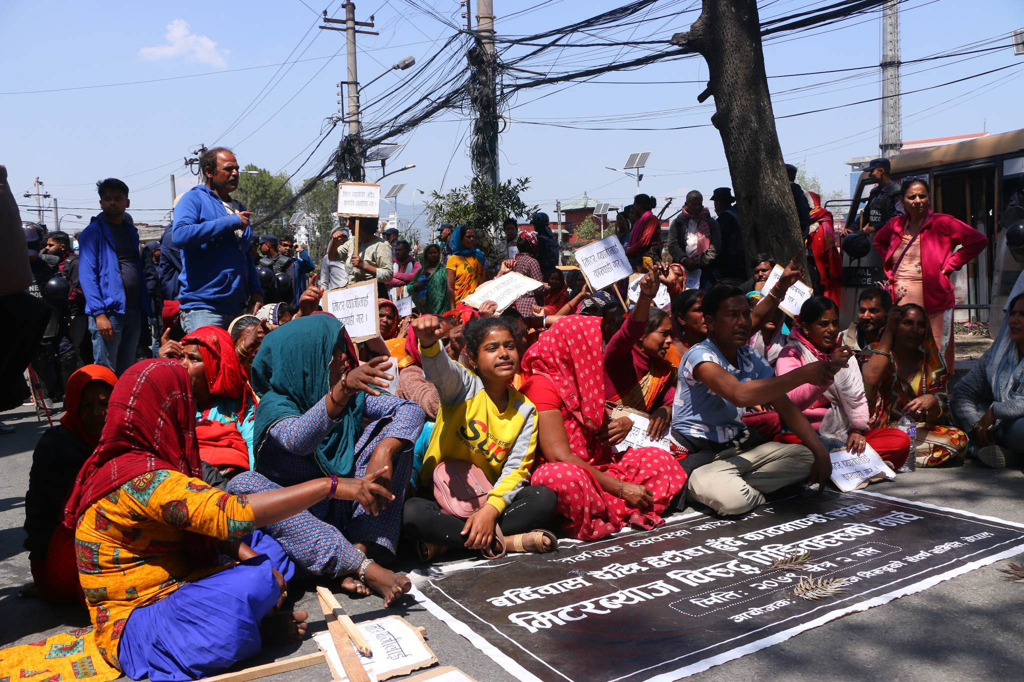 ज्ञानेन्द्र शाही पुगेपछि मिटरब्याजीपीडितले लगाए नारा– राजावादीको समर्थन चाहिँदैन