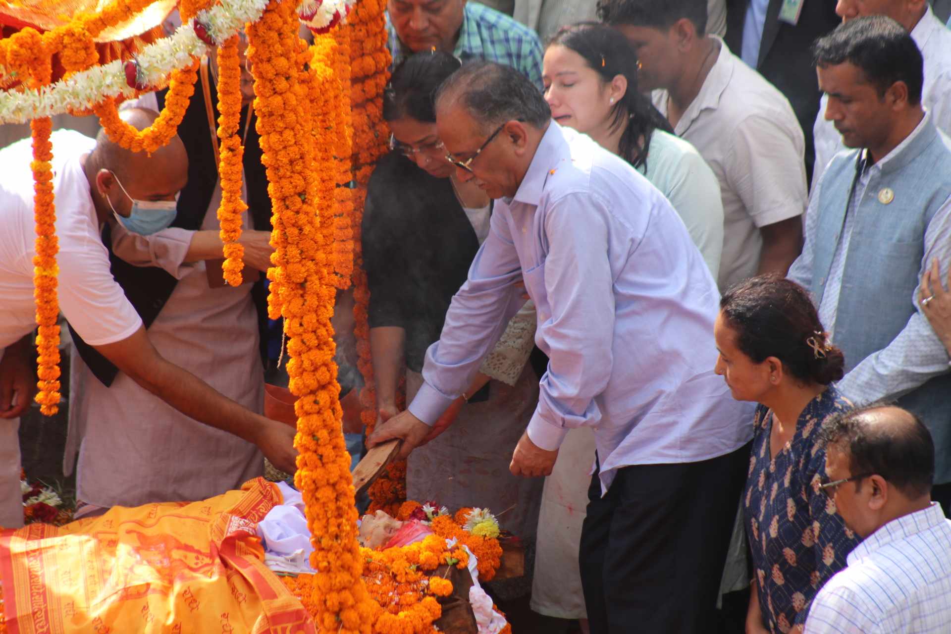 सीता दाहाललाई प्रचण्डसहित दुई छोरीले दिए दागबत्ती