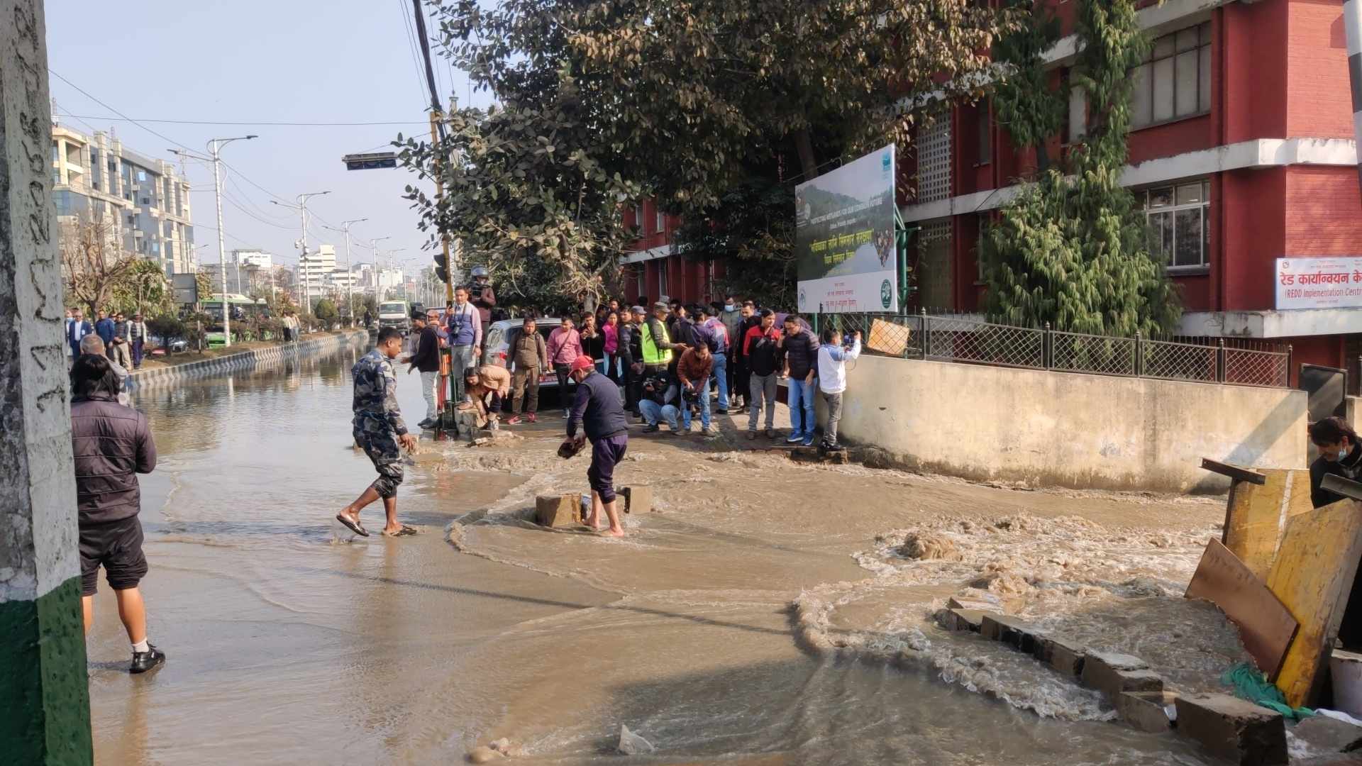 अझै बन्द भएन मेलम्ची खानेपानीको स्रोत, सरकारी कार्यालयमा थप क्षतिको सम्भावना