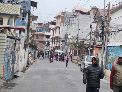 काठमाडौंमा भूकम्पको धक्का, स्थानीय त्रसित हुँदै सडकमा निस्किए 