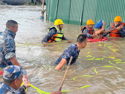 काठमाडौंमा बाढी, फसेका १५ जनाको उद्धार (तस्बिरहरू)