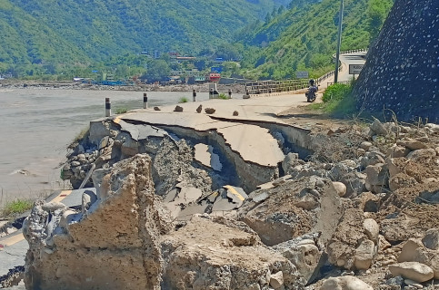 बीपी राजमार्गमा रोकिएका सवारीसाधन वैकल्पिक बाटोबाट गन्तव्यतर्फ जाँदै