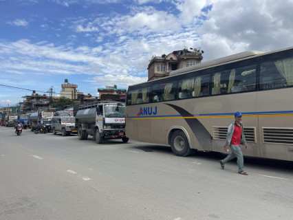 झ्याप्लेखोलाको पहिरो हटाइएसँगै सडक दुईतर्फी खुल्यो