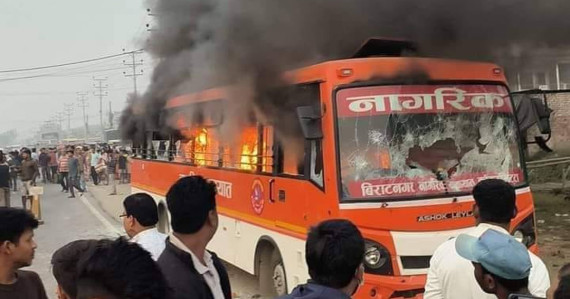 इटहरीमा बसको ठक्कबाट साइकलयात्रीको मृत्यु, स्थानीयले गरे आगजनी