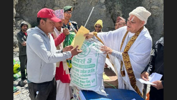 कागबेनीका बाढीपीडितलाई राहत वितरण